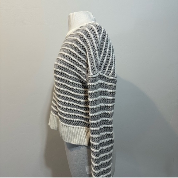 🤍 Aéropostale crochet Gray & White Striped Sweater – Size Medium - Picture 3 of 7